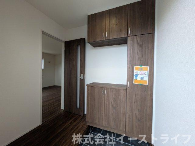 【新築戸建】　(予約あり)　　いわき市久之浜町第4　長期優良住宅の玄関|2号棟写真　きれいな玄関です。収納ボックスも設置されているので靴の整理も困りません。