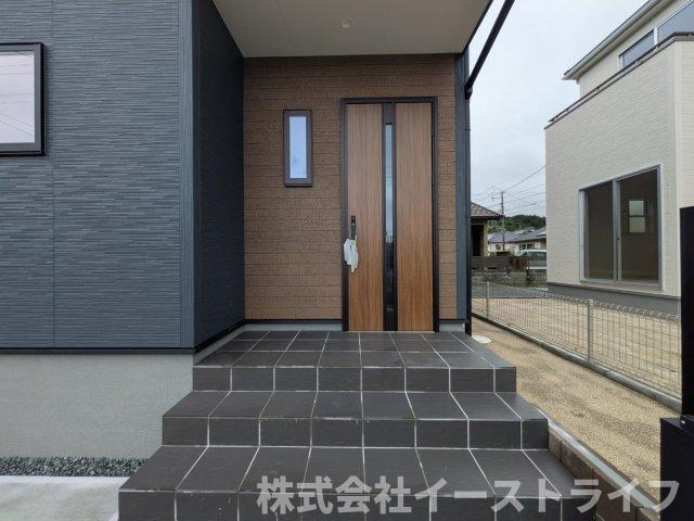【新築戸建】　(予約あり)　　いわき市久之浜町第4　長期優良住宅の玄関|2号棟写真　きれいで明るい玄関です