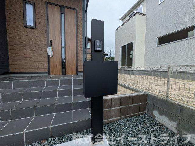 【新築戸建】　(予約あり)　　いわき市久之浜町第4　長期優良住宅のセキュリティ|2号棟写真　TVモニター付インターフォンの最大のメリットは、室内モニターから訪問者が誰なのか見ることができる点です。来訪者と直接顔を合わせることなくモニター越しに対応ができるのでとても便利です。
