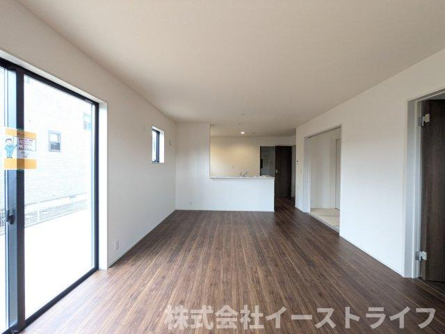 【新築戸建】　(予約あり)　　いわき市久之浜町第4　長期優良住宅の居間・リビング|2号棟写真　穏やかな空間であることが必然。爽やかな通風と採光を存分に感じる事が出来る空間です。