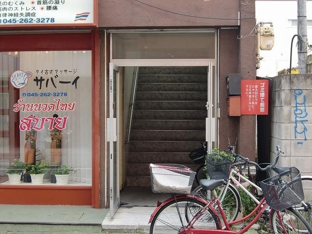ヤカメビルのエントランス