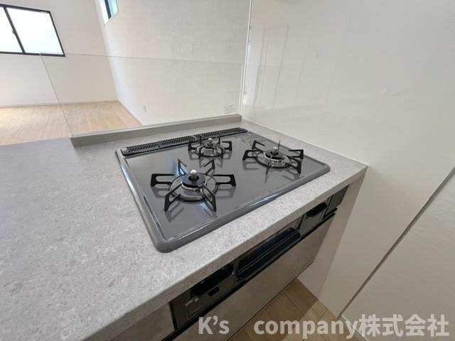 ◎茅ヶ崎市香川1丁目　新築戸建　1号棟◎のキッチン|三口ガスコンロでお料理の幅が広がります◇
