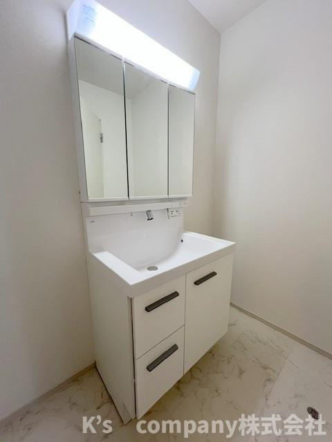 ◎茅ヶ崎市香川1丁目　新築戸建　1号棟◎の独立洗面台|三面鏡の内側には小物収納が充実しています◇