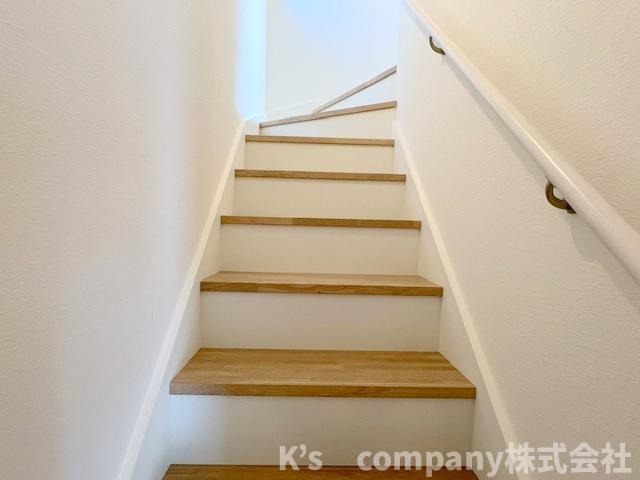 ◎茅ヶ崎市香川1丁目　新築戸建　1号棟◎の内装|手すり付きの階段☆小さいお子様やご年配の方の方に優しい仕様☆