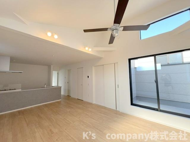 ◎茅ヶ崎市香川1丁目　新築戸建　1号棟◎の居間・リビング|2階リビングで吹き抜け天井になっていて高い窓からも日差しが差し込み温かみのある空間♪