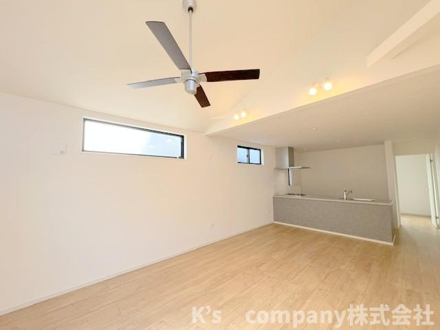 ◎茅ヶ崎市香川1丁目　新築戸建　1号棟◎の居間・リビング|3方向からの明るさを取り入れられるリビングスペース◇