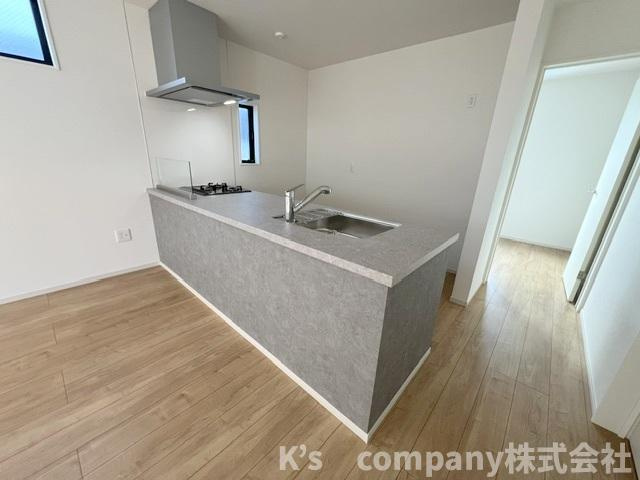 ◎茅ヶ崎市香川1丁目　新築戸建　1号棟◎のキッチン|木目調の床にアクセントのグレーを取り入れたカウンタ―キッチン☆