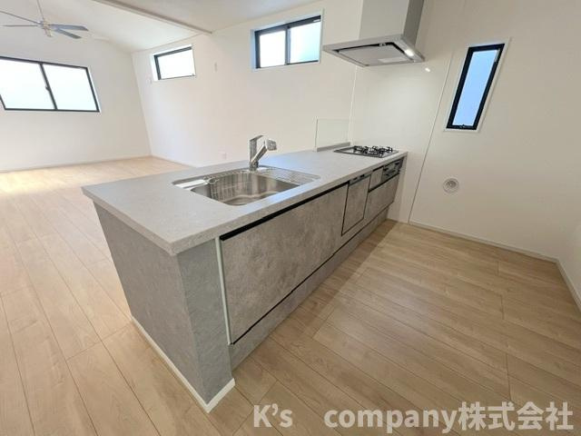 ◎茅ヶ崎市香川1丁目　新築戸建　1号棟◎のキッチン|キッチンの背面には食器棚や冷蔵庫のスペースが確保されています☆