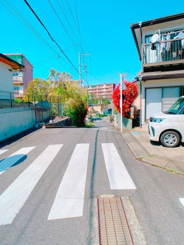 【周辺】 | 〇●秦野市鶴巻南2丁目 売地●〇 | 物件前の十字路を北側方面に進んだ写真