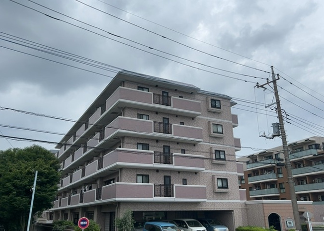 【外観】 | ライオンズマンション南町田 | 土地の形が極端に長細かったり、狭小地、あるいは道路との高低差がある傾斜地だった場合、後々売ろうとしても買い手がつかない場合もあります。後々、売却することになった時に価値の下がらない土地を選びましょう。