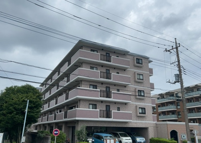 【外観】 | ライオンズマンション南町田 | 家を建てる場合、方位は要チェックです。現実的に日当たりのよい家ならばリビングは南側、建築基準法でも北側に当たる家への配慮は求められています。土地を見学に行く際は、方位磁針を持って行くようにしましょう。
