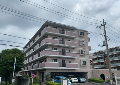 【外観】 | ライオンズマンション南町田 | 土地を買う際、住む地域の自治体や福祉の補助制度にも注目してみましょう。子供や老人の医療補助やゴミ出しのルールなど、自治体によってルールに大きな違いがあるため、暮らしやすい土地で判断するとよいでしょう。
