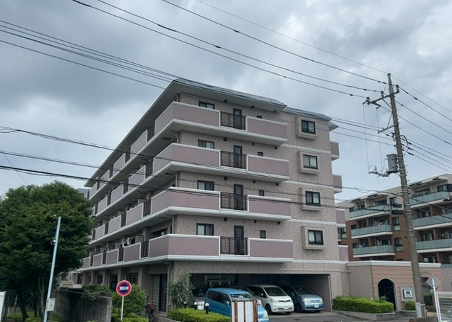 【外観】 | ライオンズマンション南町田 | 土地を買う際、住む地域の自治体や福祉の補助制度にも注目してみましょう。子供や老人の医療補助やゴミ出しのルールなど、自治体によってルールに大きな違いがあるため、暮らしやすい土地で判断するとよいでしょう。