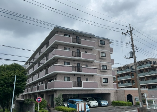 【外観】 | ライオンズマンション南町田 | 現地に行くなら、物件の周囲の地形がどうなっているかを見ることも大切です。周辺より低くなっている土地では、大雨などで水が集まりやすいため、地盤が弱くなっているということも考えられるため、注意が必要です。