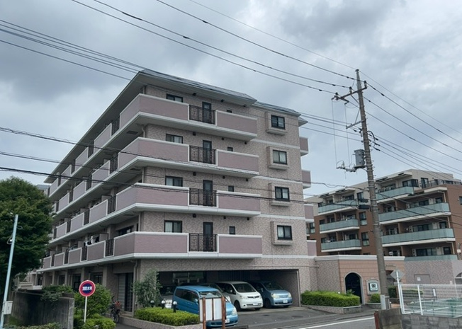【外観】 | ライオンズマンション南町田 | 物件の詳細については、現地を見てわかること以外に、役所や法務局などで調べないとわからないことがあります。そのため、現地に行く場合は、もしこの物件を買ったらどのような生活ができるかをイメージしましょう。