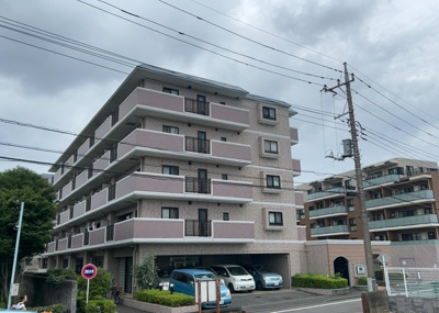 【外観】 | ライオンズマンション南町田 | 隣家の土地はどうなっているのか、生活利便施設が近くにあるのか、学校まで近いかなど、お客様のライフスタイルにあわせたイメージが重要です。また、近くにあると困る施設が近くにないかも確認するといいでしょう。