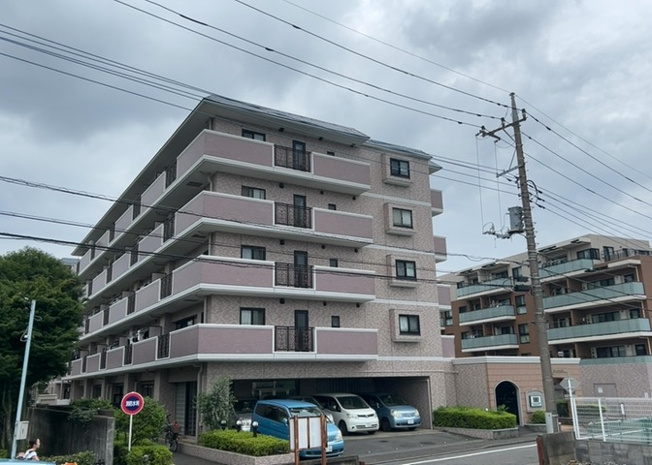 【外観】 | ライオンズマンション南町田 | 隣家の土地はどうなっているのか、生活利便施設が近くにあるのか、学校まで近いかなど、お客様のライフスタイルにあわせたイメージが重要です。また、近くにあると困る施設が近くにないかも確認するといいでしょう。