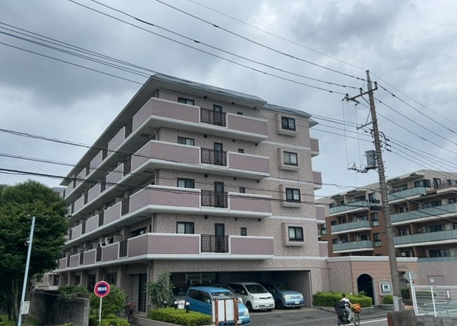 【外観】 | ライオンズマンション南町田 | 土地購入を検討されている場合、境界杭がない状態で購入してしまうと境界確定測量をする必要があり、費用がかかります。購入の前に、売主、隣土地所有者立ち合いのもと境界を確定し境界杭を設置するのがベストです。
