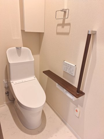 （シニア限定）春夏秋冬のトイレ|緊急通報システム付き/手すり付きでつまづき防止/温水洗浄便座付き