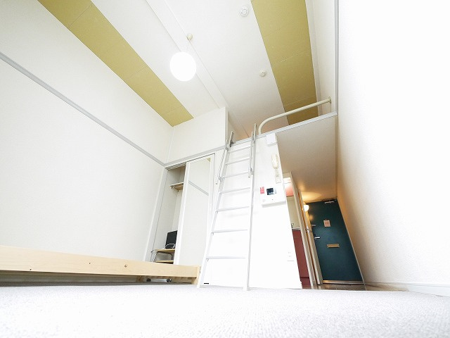 レオパレス茶園場の居間・リビング|こちらの居間で趣味の時間をお楽しみください