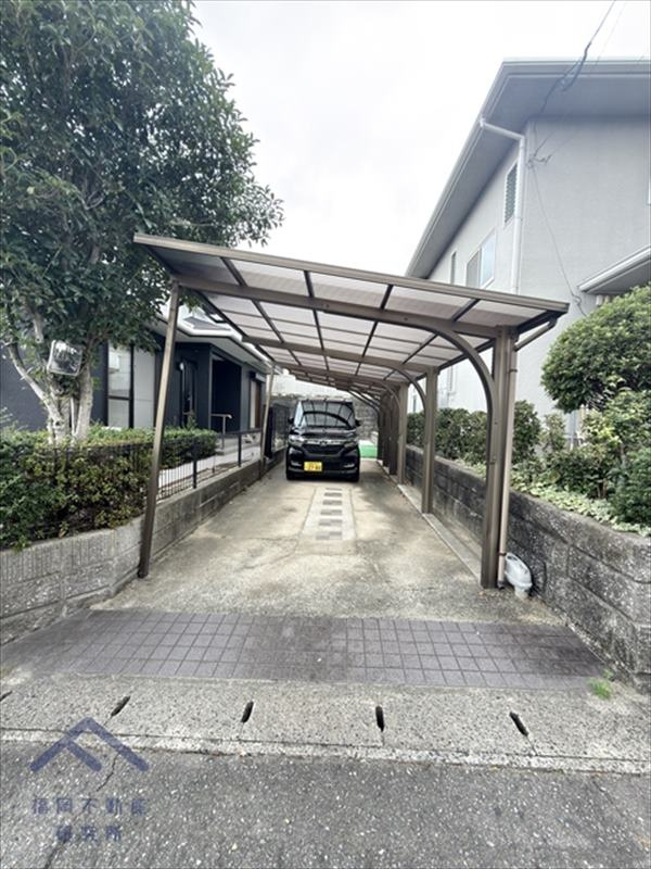 糟屋郡宇美町四王寺坂３丁目　戸建ての駐車場|駐車場は縦列で奥まで停めればサイズによりますが３台駐車可能です(ファミリーカーは高さがありカーポートにぶつかる可能性があるので撤去をご提案致します)