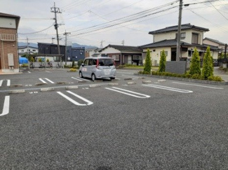 【駐車場】 | ブルゴーニュＢ | 駐車場があるので、車を買う予定の方も安心です