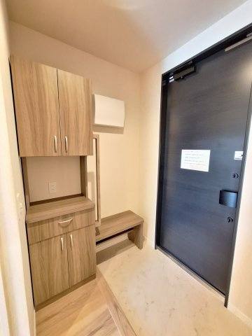 （シニア限定）春夏秋冬の玄関|手すりと椅子で立ち座りを補助/靴の履き替え時の転倒防止
