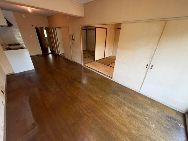 荒神山マンションの居間・リビング