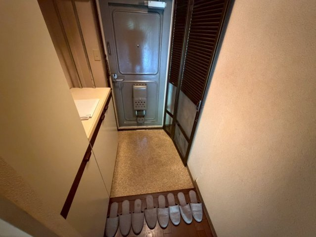 荒神山マンションの玄関