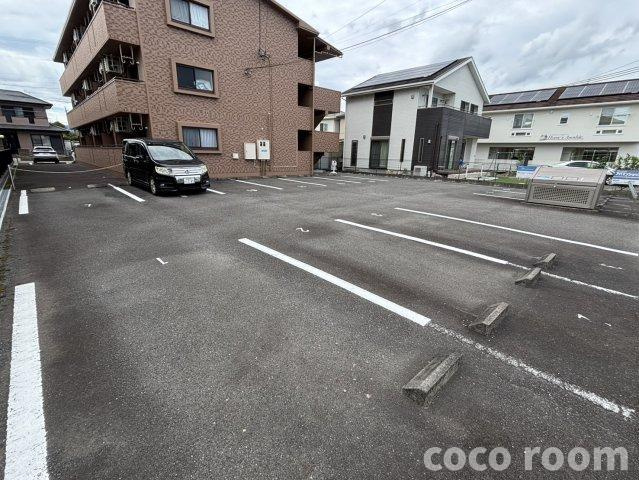 ラルジュ の駐車場