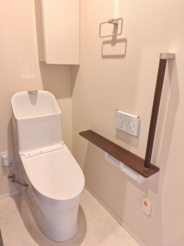 （シニア限定）春夏秋冬のトイレ|緊急通報システム付き/手すり付きでつまづき防止/温水洗浄便座付き