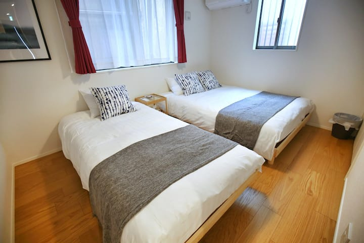 豊島区上池袋1丁目　中古戸建の洋室|各部屋に窓を設置！明るい日差しが降り注ぐ心地よい室内は、日々の暮らしに安らぎを与えてくれます。

現地ご見学希望・資料請求などお気軽にお問い合わせ下さい！
03-5990-5201
