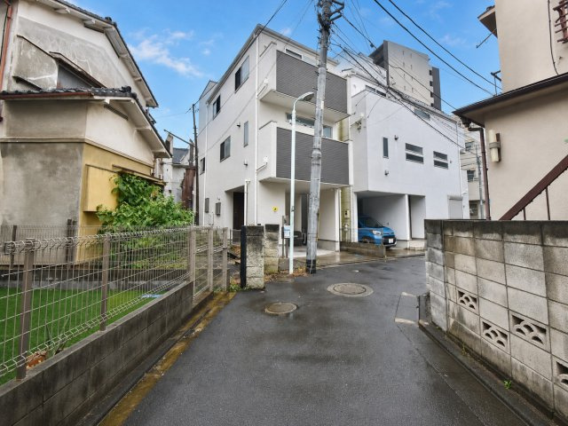 豊島区上池袋1丁目　中古戸建の前面道路含む現地写真|住環境・利便性が良好な好立地。

現地ご見学希望・資料請求などお気軽にお問い合わせ下さい！
03-5990-5201