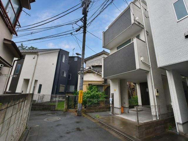 豊島区上池袋1丁目　中古戸建の前面道路含む現地写真|都市機能の利便性と豊かな緑に恵まれた住環境！

現地ご見学希望・資料請求などお気軽にお問い合わせ下さい！
03-5990-5201