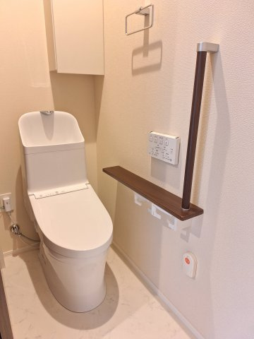 （シニア限定）春夏秋冬のトイレ|緊急通報システム付き/手すり付きでつまづき防止/温水洗浄便座付き
