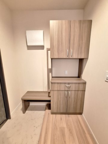 （シニア限定）春夏秋冬の玄関|手すりと椅子で立ち座りを補助/靴の履き替え時の転倒防止
