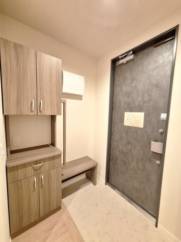 （シニア限定）春夏秋冬の玄関|手すりと椅子で立ち座りを補助/靴の履き替え時の転倒防止
