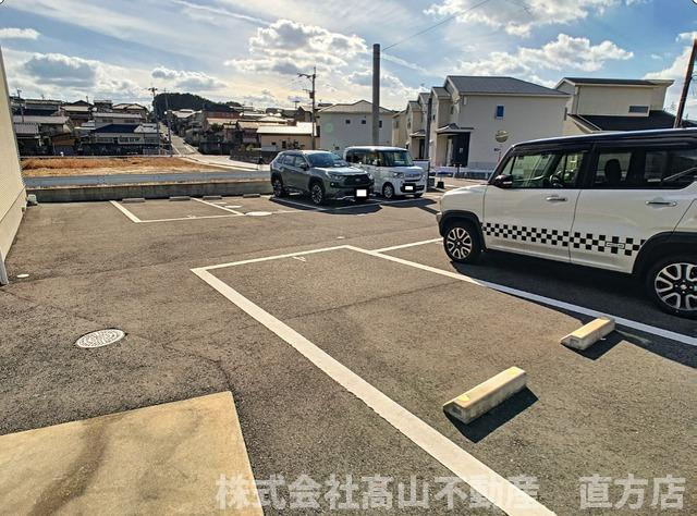 直方市大字感田のアパートの駐車場