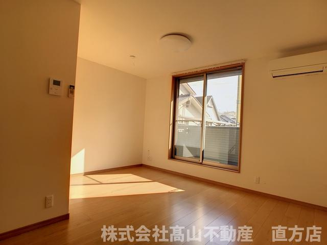 直方市大字感田のアパートの居間・リビング