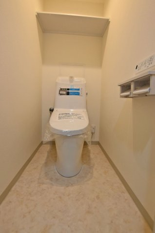 伊丹昆陽ビューハイツのトイレ|トイレは新調済みで、温水洗浄便座を完備。清潔感のある空間で、毎日快適にご利用いただけます。細部まで使い勝手に配慮された住まいです。