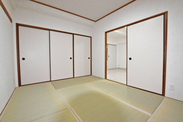 伊丹昆陽ビューハイツの和室|和室北側
畳の香りとやわらかな感触に包まれ、ほっとできる空間です。