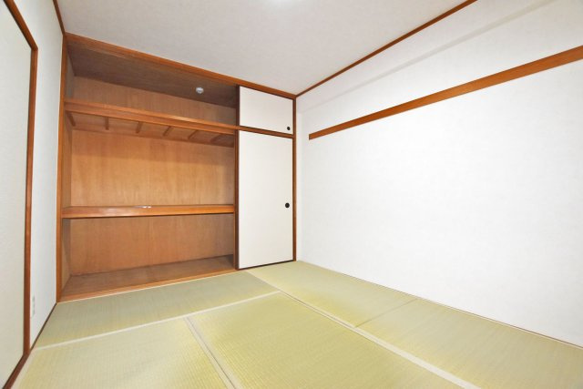 伊丹昆陽ビューハイツの収納|押入れを備えており、来客用の寝具や季節用品などをすっきり収納できます。