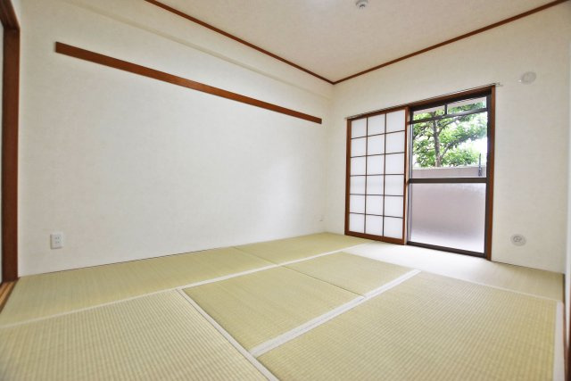 伊丹昆陽ビューハイツの和室|和室南側
お部屋からは日当たりの良いバルコニーへ直接出入り可能です。