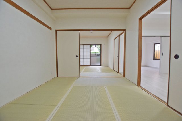 伊丹昆陽ビューハイツの和室|隣接する和室との仕切りを開放することで、合計約12帖のゆとりある空間としてご利用いただけます。来客時や家族団らんなど、シーンに合わせて柔軟にお使いいただける便利な間取りです。