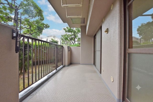 伊丹昆陽ビューハイツのバルコニー|日中から夕方にかけてしっかりと陽当たりを確保でき、明るく快適な室内環境が魅力です。