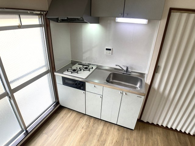 ガーデン北六甲のキッチン|システムキッチン、2口ガスコンロ付き