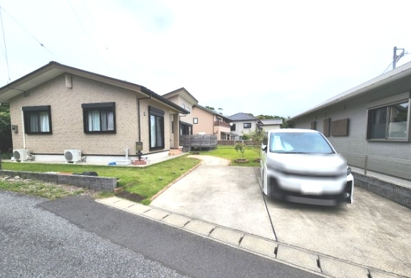 いすみ市深堀　平屋中古戸建の駐車場|令和2年12月築 ３LDK平屋建 敷地約117坪洋芝 家庭菜園 ドックランが可能です 海徒歩12分