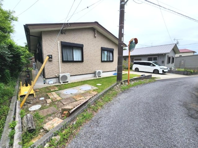 いすみ市深堀　平屋中古戸建の前面道路含む現地写真|令和2年12月築 ３LDK平屋建 敷地約117坪洋芝 家庭菜園 ドックランが可能です 海徒歩12分