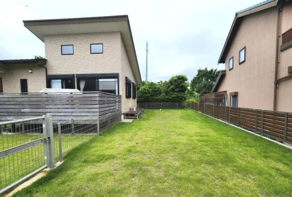 いすみ市深堀　平屋中古戸建の庭|令和2年12月築 ３LDK平屋建 敷地約117坪洋芝 家庭菜園 ドックランが可能です 海徒歩12分