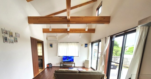 いすみ市深堀　平屋中古戸建の居間・リビング|令和2年12月築 ３LDK平屋建 敷地約117坪洋芝 家庭菜園 ドックランが可能です 海徒歩12分
